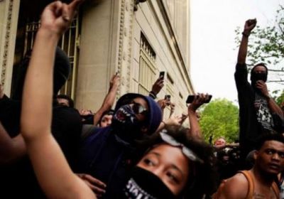 إعلامي يكشف سبب اندلاع التظاهرات في أمريكا