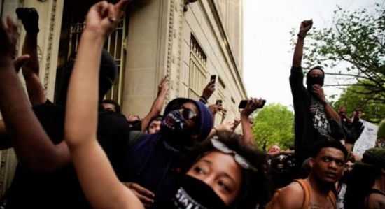 إعلامي يكشف سبب اندلاع التظاهرات في أمريكا