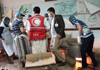 "الصليب الأحمر" يتبرع بـ5 أطنان طعام للمحاجر الصحية في صعدة