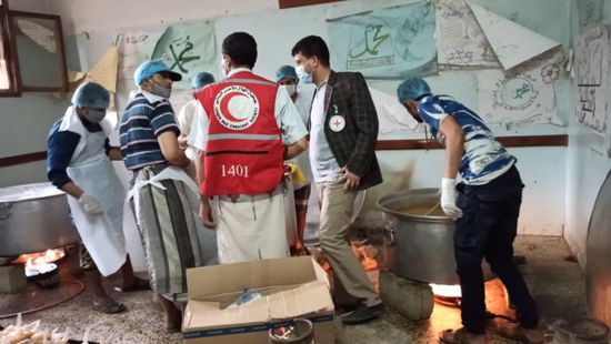 "الصليب الأحمر" يتبرع بـ5 أطنان طعام للمحاجر الصحية في صعدة