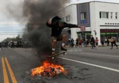 قوات مكافحة الشغب تطلق الغاز المسيل للدموع لتفريق المتظاهرين أمام البيت الأبيض