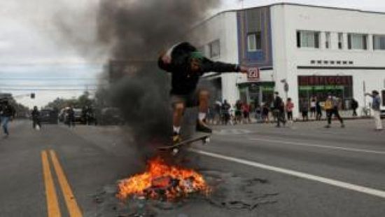 قوات مكافحة الشغب تطلق الغاز المسيل للدموع لتفريق المتظاهرين أمام البيت الأبيض