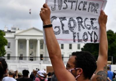 عاجل.. المتظاهرون يواصلون احتجاجاتهم أمام البيت الأبيض