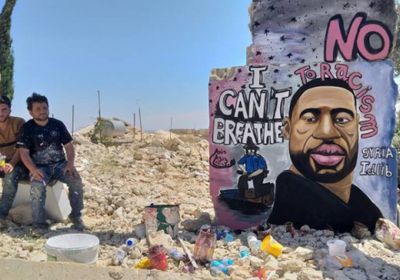 بالجرافيتي.. فنان سوري يتضامن مع &laquo;فلويد&raquo; في إدلب (صور)