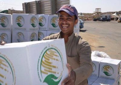 عكاظ: السعودية تواجه ممارسات الحوثي بأعمال إنسانية