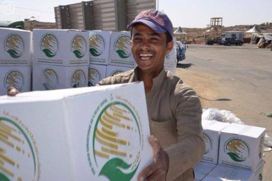 عكاظ: السعودية تواجه ممارسات الحوثي بأعمال إنسانية