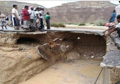 السيول تقطع الطريق الصحراوي بين حضرموت والمهرة (صور)