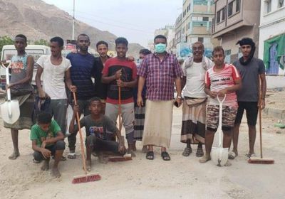 حملة شعبية لنظافة إحدى مناطق المكلا (صور)