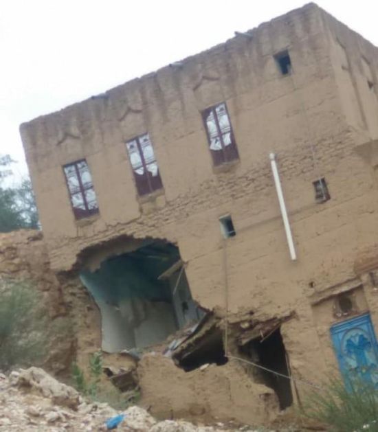 أضرار بالغة بمنزلين جراء انزلاق صخري بدوعن