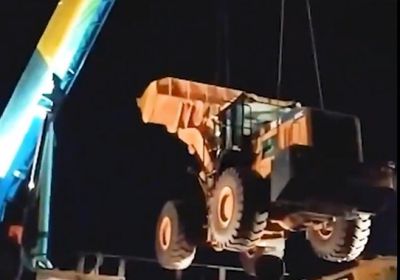 "البرنامج السعودي" ينقل معدات لسقطرى