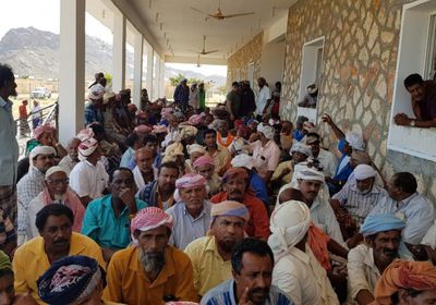 شيوخ سقطرى يطالبون بعودة رحلات الطيران الإغاثية