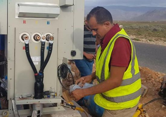 إنجاز التمديدات الكهربائية لمحطة الشيخ زايد 4 بسقطرى (صور)