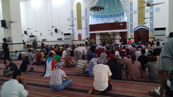 حشود في مسجد الرحمن لأداء صلاة الجنازة على القعيطي