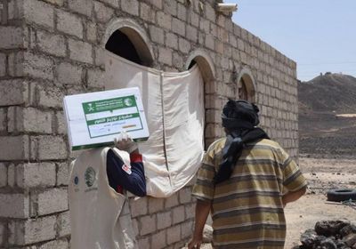 2505 كراتين تمور للنازحين إلى مأرب