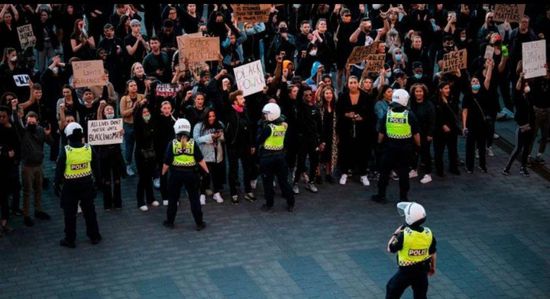  السويد تدعو مواطنيها للجوء إلى المظاهرات الإلكترونية ضد العنصرية بدلا من النزول للشارع