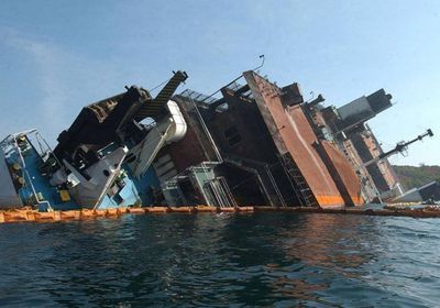 لحظة غرق سفينة إيرانية بالمياة العراقية (فيديو)