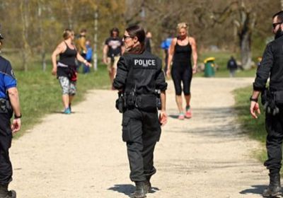 الشرطة السويسرية توزع كمامات على متظاهرين في بازل