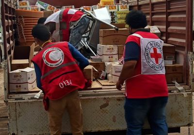 الصليب الأحمر يزود مستشفى الأمل بمواد إيوائية