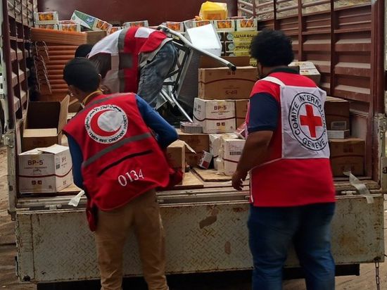 الصليب الأحمر يزود مستشفى الأمل بمواد إيوائية