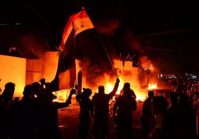  محتجون عراقيون يضرمون النار في منزل محافظ النجف