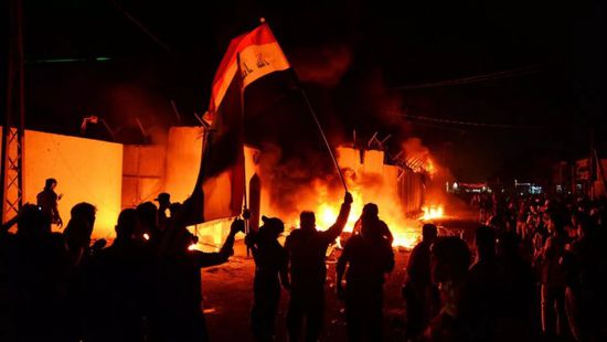  محتجون عراقيون يضرمون النار في منزل محافظ النجف