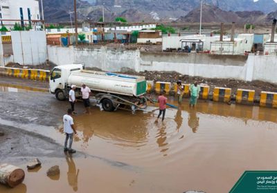 البرنامج السعودي يواصل إزالة مياه السيول بعدن