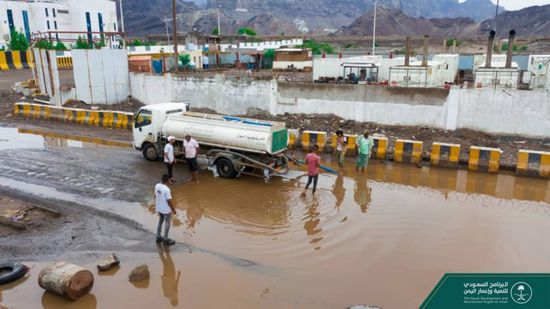 البرنامج السعودي يواصل إزالة مياه السيول بعدن