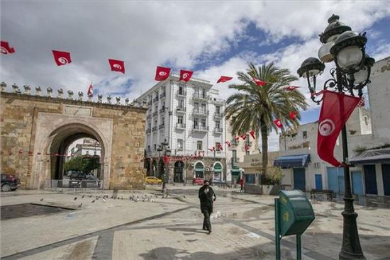  بعد استقرار عدد الإصابات.. تونس تنهي حظر التجول