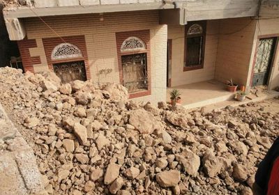 أضرار بأحد المنازل جراء انزلاق صخري بشعب العيدروس في كريتر (صور)