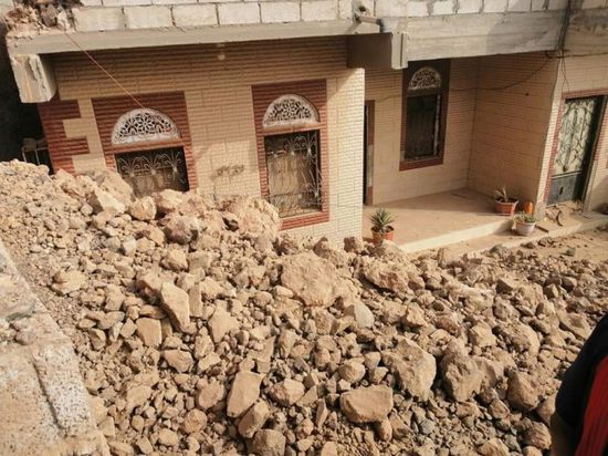 أضرار بأحد المنازل جراء انزلاق صخري بشعب العيدروس في كريتر (صور)