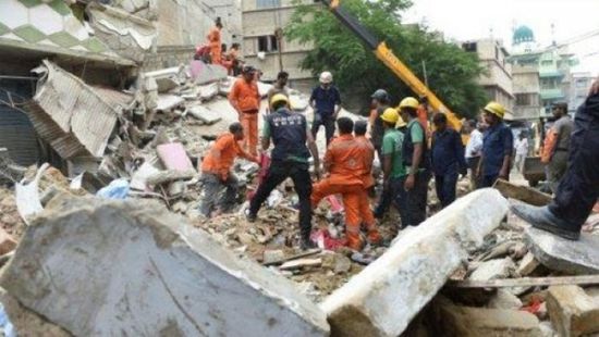 باكستان.. مصرع 13 شخصًا في انهيار مبنى سكني