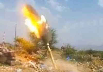 ضربات مدفعية على تمركزات حوثية غرب الفاخر