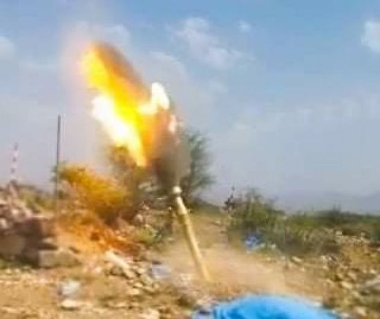 ضربات مدفعية على تمركزات حوثية غرب الفاخر