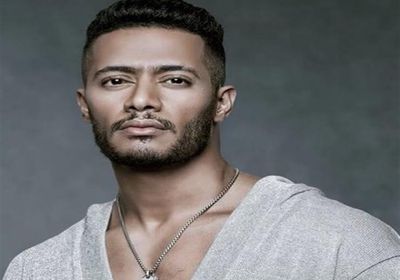 بـ "الكمامة".. شاهد تمثال محمد رمضان الجديد