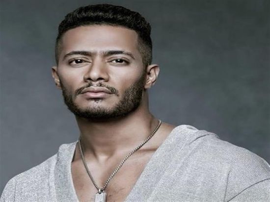 بـ "الكمامة".. شاهد تمثال محمد رمضان الجديد