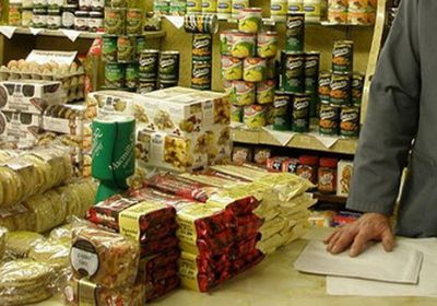 انهيار "الريال" في صنعاء وتجار المواد الغذائية يرفضون البيع