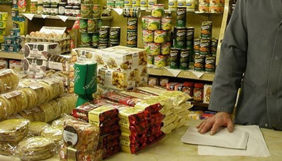 انهيار "الريال" في صنعاء وتجار المواد الغذائية يرفضون البيع