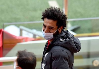 صلاح يجلس في مدرجات أنفيلد مرتديا الكمامة لمتابعة مباراة ليفربول الودية