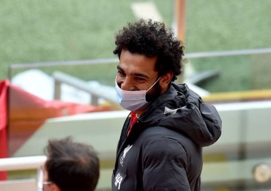 صلاح يجلس في مدرجات أنفيلد مرتديا الكمامة لمتابعة مباراة ليفربول الودية