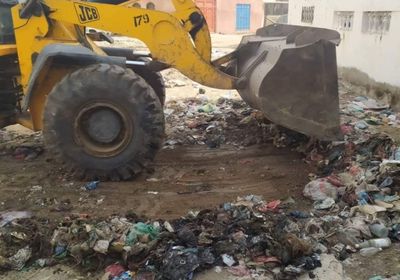 رفع مخلفات القمامة من شوارع الممدارة (صور)