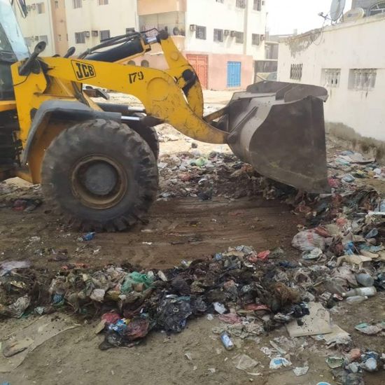 رفع مخلفات القمامة من شوارع الممدارة (صور)