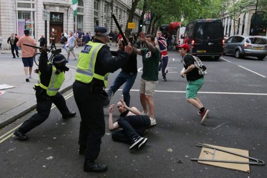 اشتباكات بين محتجين والشرطة البريطانية في لندن