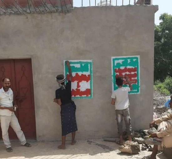 رسم الشعارات الحوثية على المنازل في تعز بـ"الإكراه"