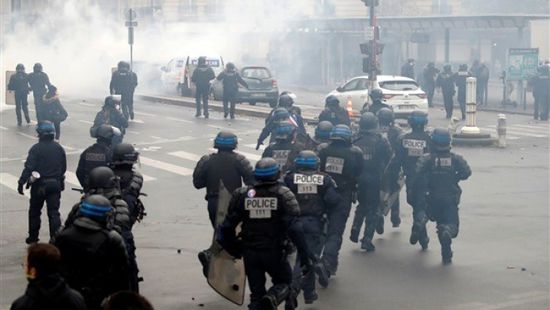  الشرطة الفرنسية تُطلق الغاز المسيل لتفريق المتظاهرين بباريس