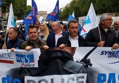 لهذا السبب.. شرطة باريس تحتج أمام قوس النصر