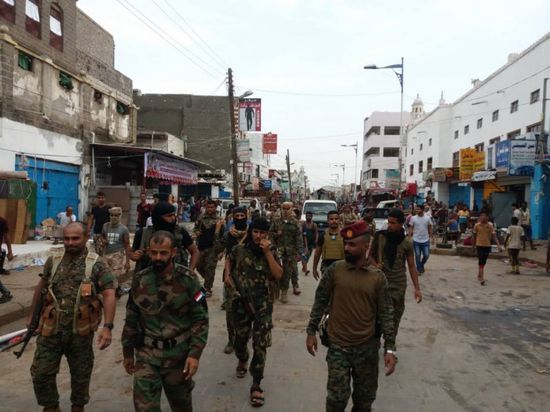 بالصور.. إزالة المخالفات والبسطات من شوارع الشيخ عثمان