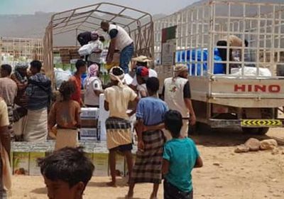 "خليفة الإنسانية" تسد جوع 461 أسرة بسقطرى (صور)