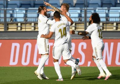 ريال مدريد يهزم إيبار بثلاثية ويضيق الخناق على برشلونة