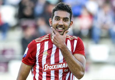 كوكا يشارك في فوز أولمبياكوس بثلاثية والحفاظ على صدارة الدوري اليوناني