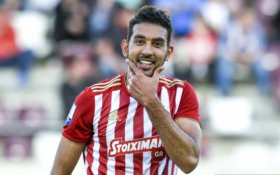 كوكا يشارك في فوز أولمبياكوس بثلاثية والحفاظ على صدارة الدوري اليوناني